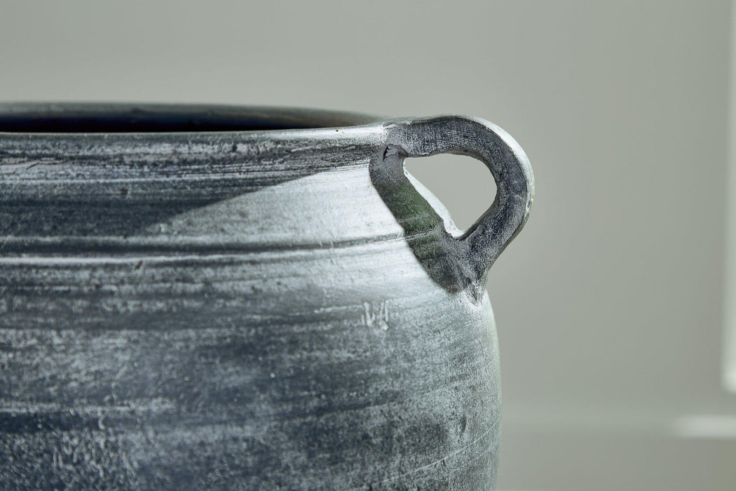 Meadie Vase - Hammers Furniture (MN)